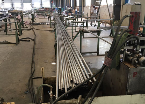 Bentuk Bulat Tabung Stainless Seamless ASTM A213 TP304 TP304L 6M Min WT 16BWG